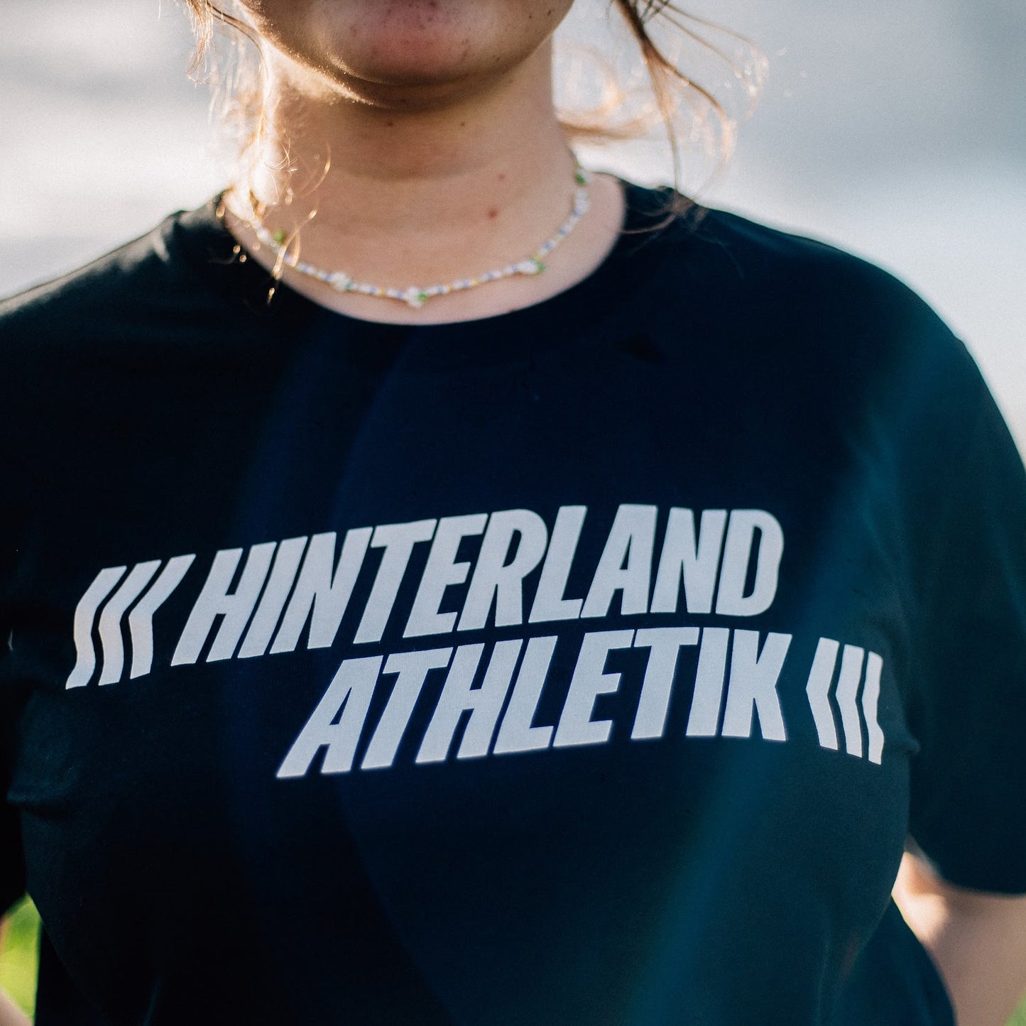 Hinterland Athletik Unisex T-Shirt schwarz getragen Nahaufnahme