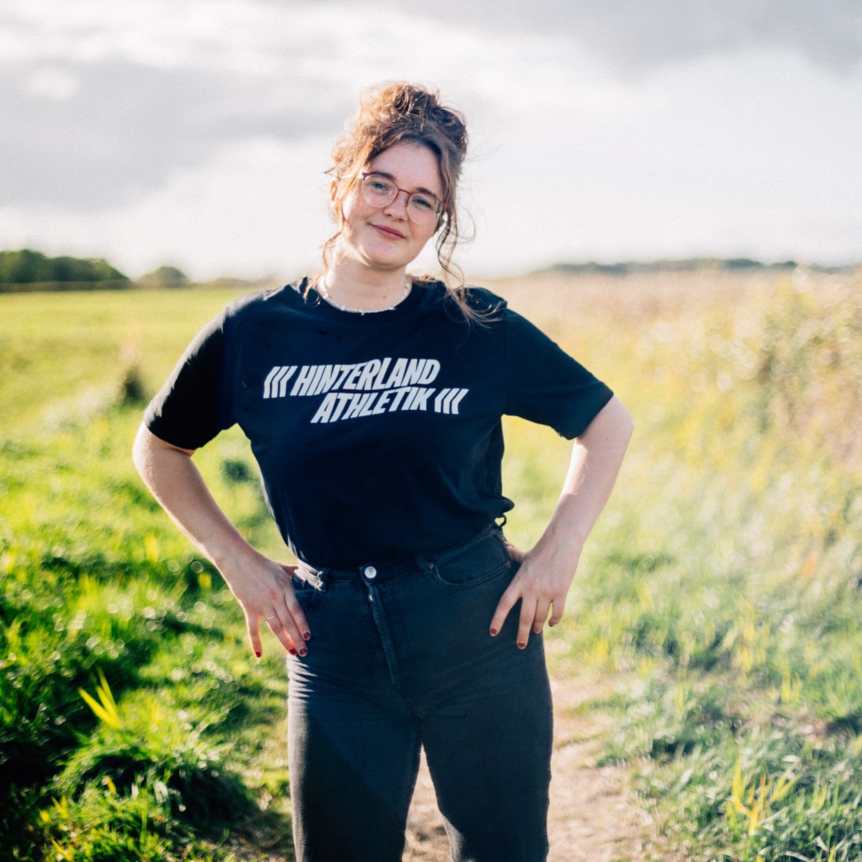 Hinterland Athletik Unisex T-Shirt schwarz getragen