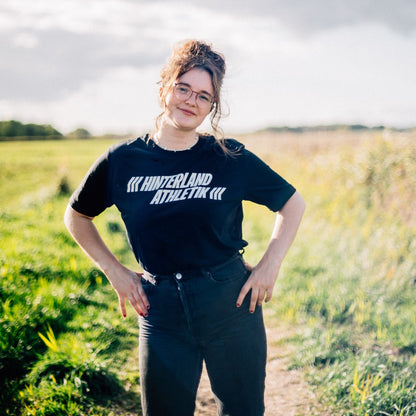 Hinterland Athletik Unisex T-Shirt schwarz getragen