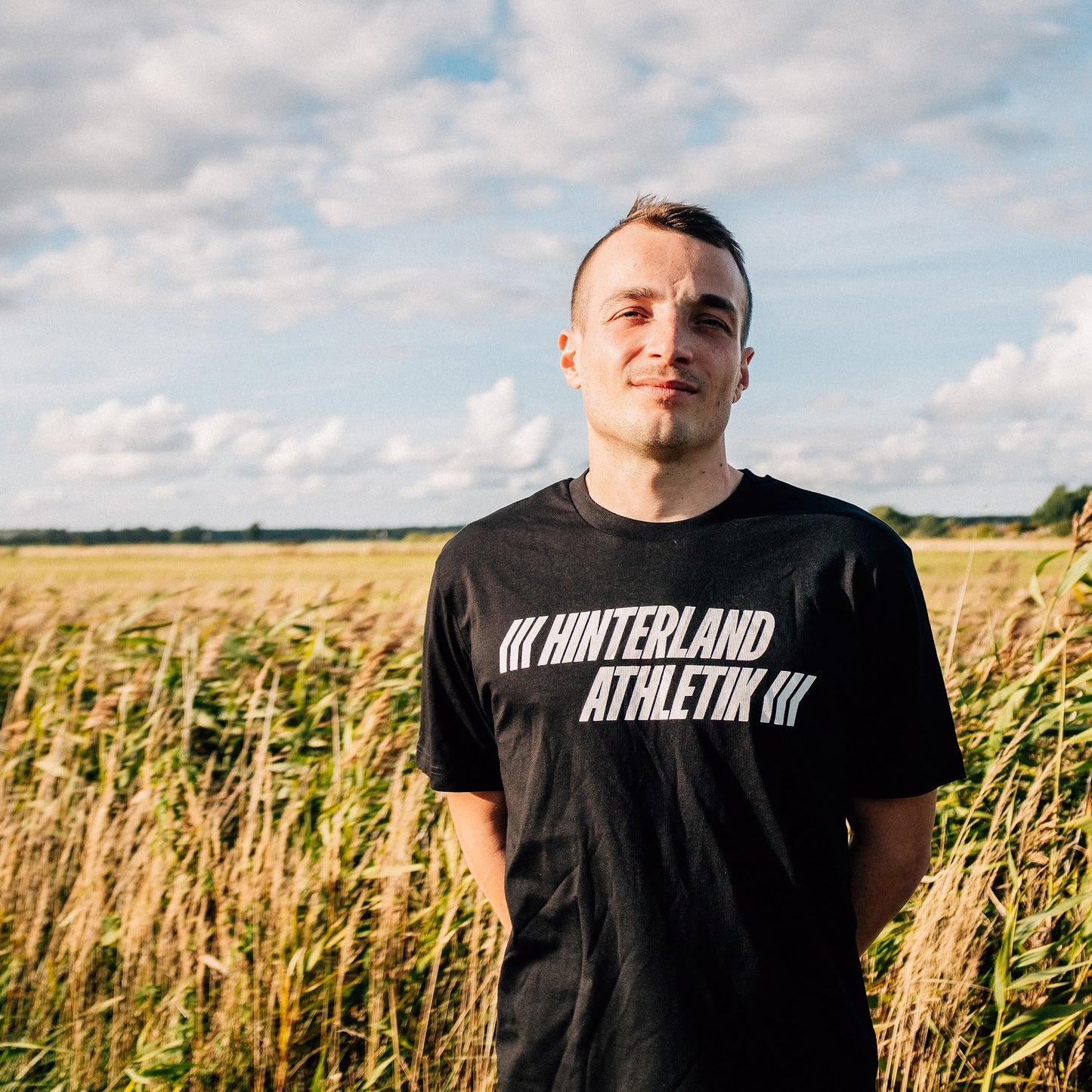 Hinterland Athletik Unisex T-Shirt schwarz getragen